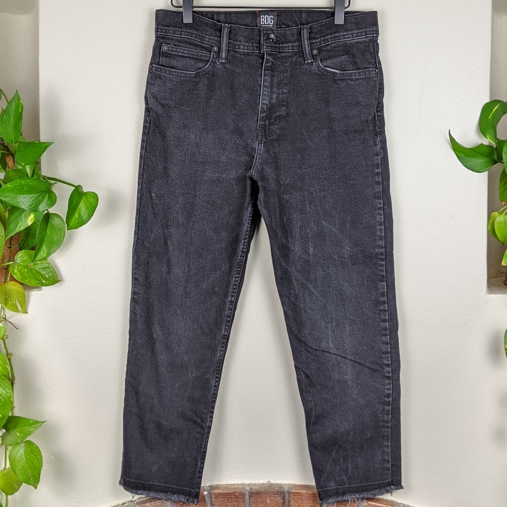 BDG | 29 | Straight Cropped Distressed Jeans